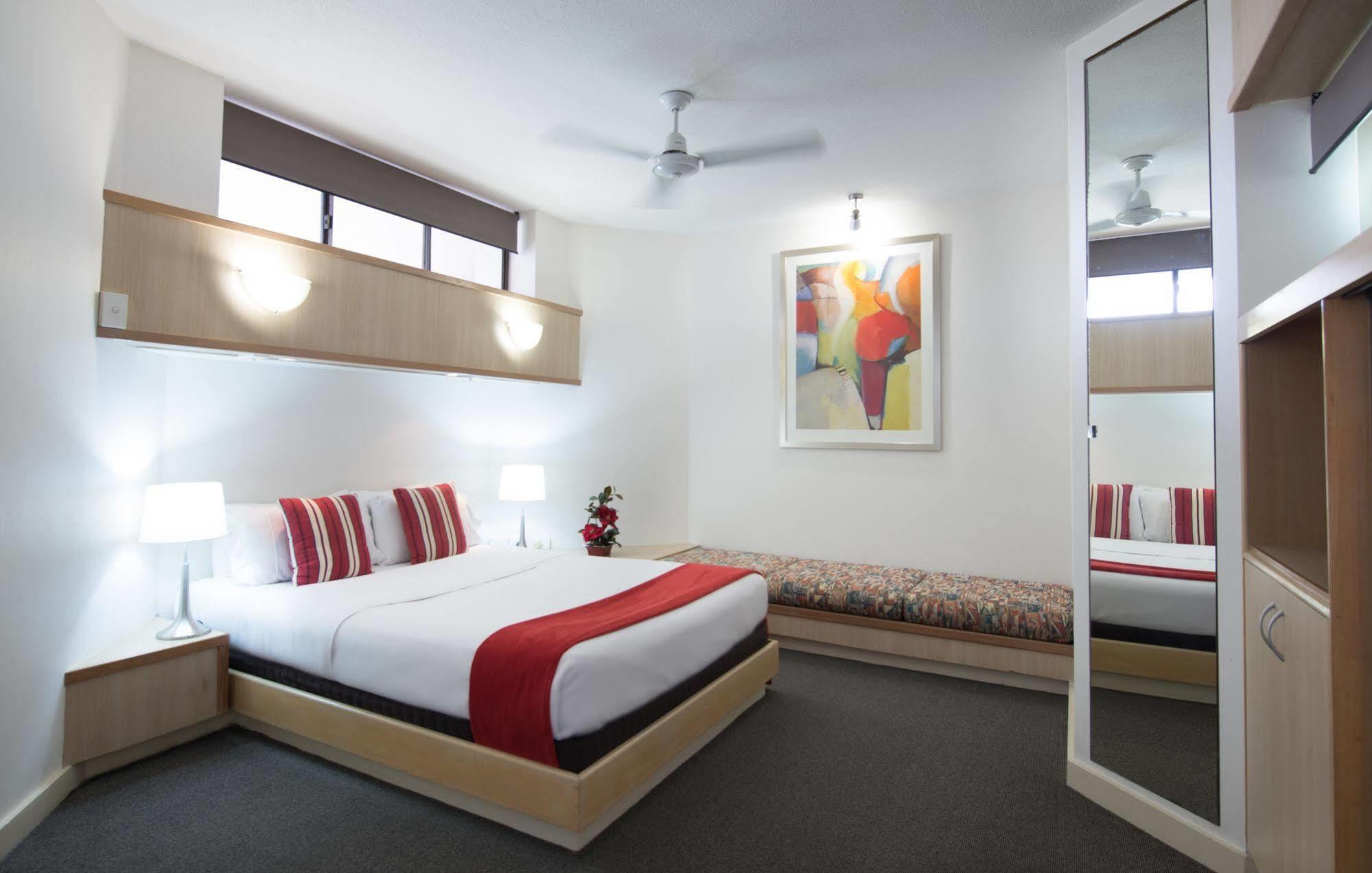 Tiki Hotel Apartments Surfers Paradise Gold Coast Dış mekan fotoğraf